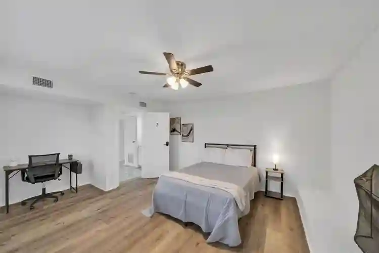 8 BR in Houston