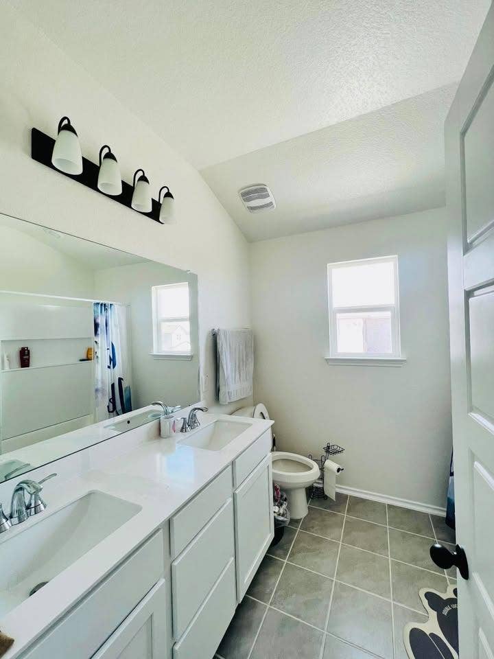 3 BR in Manor