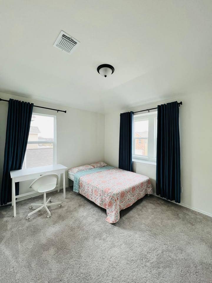 3 BR in Manor