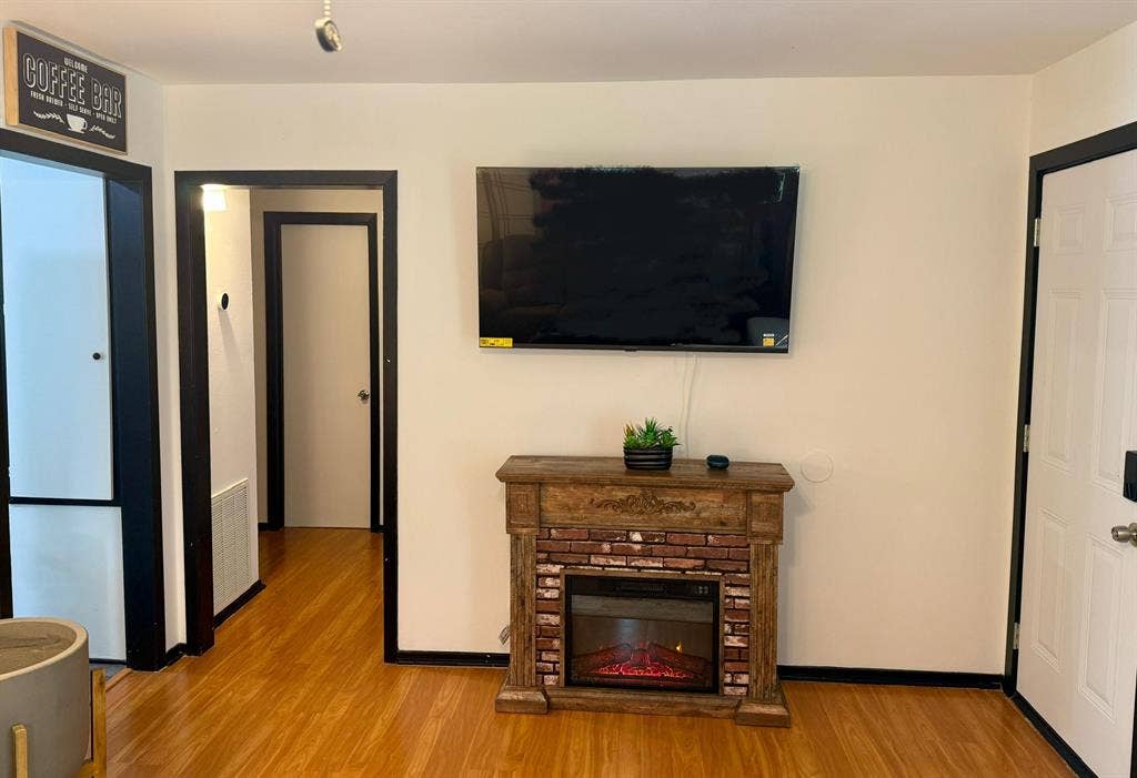 2 BR in Hitchcock