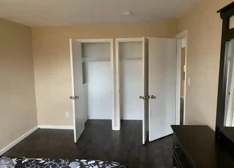 Looking for roommate