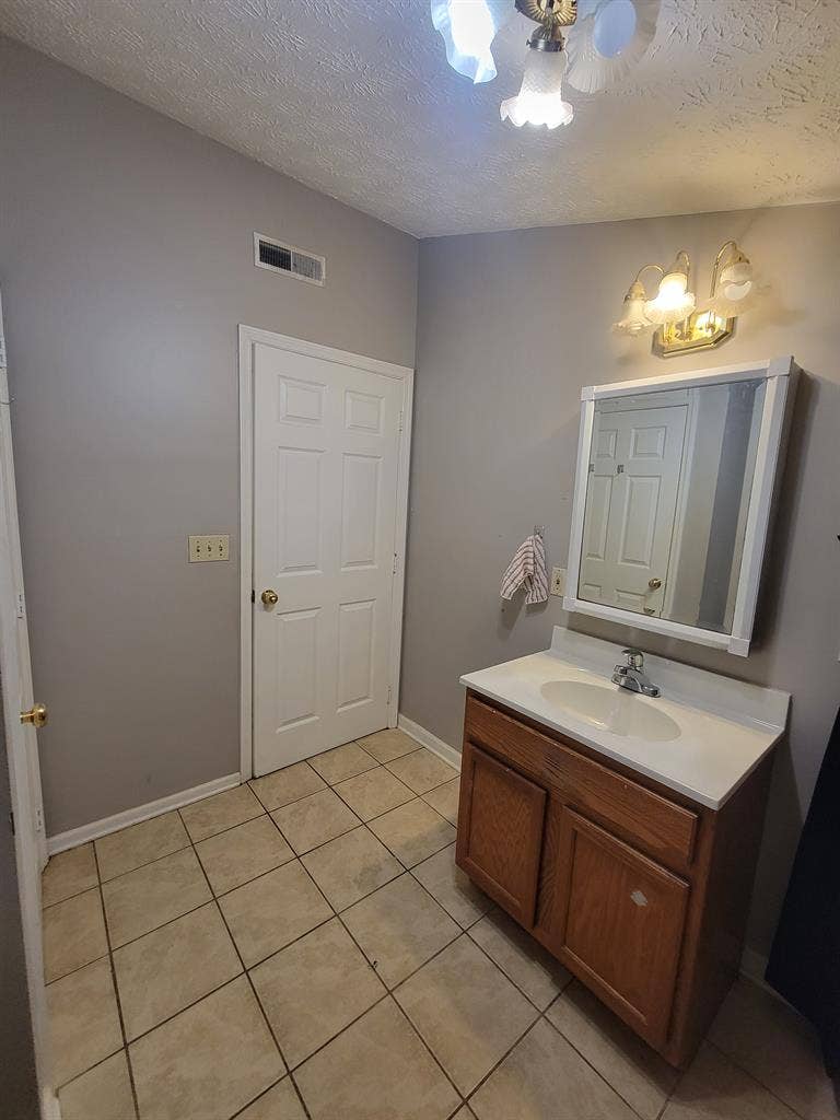 ISO roommate (female) $