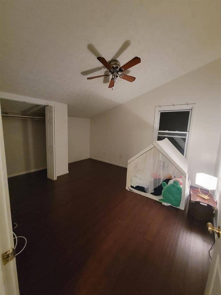 ISO roommate (female) $