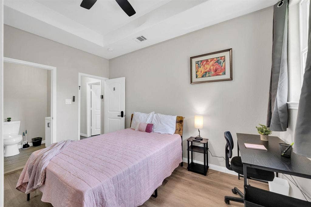 8 BR in Houston