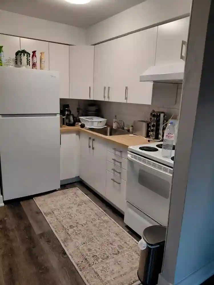 Looking for a roommate sharing room