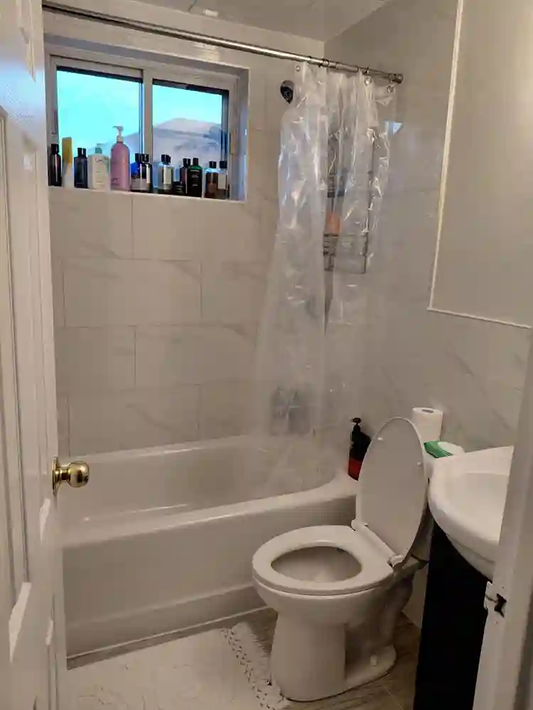 Looking for a roommate sharing room