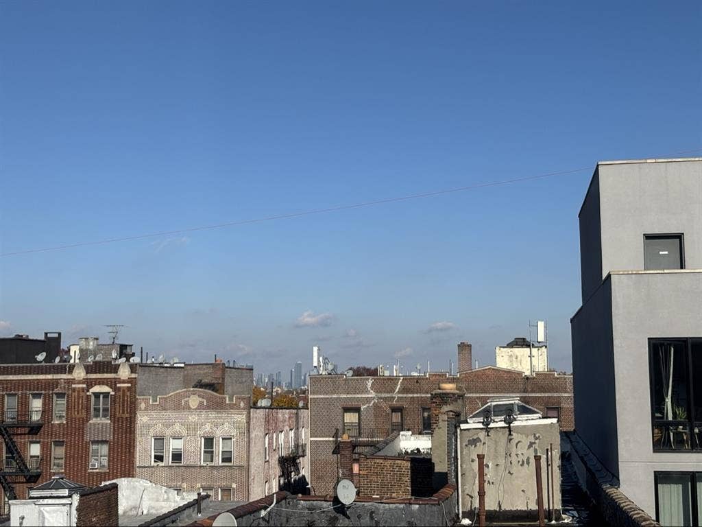 Large room in Crown Heights !!!