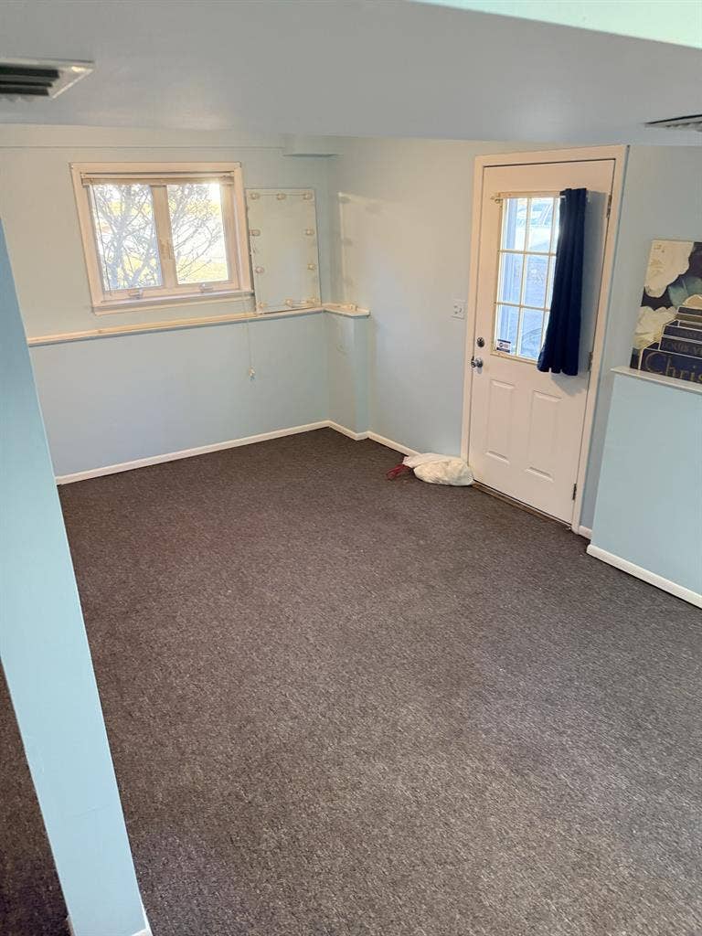 Studio Apart in a home w/driveway