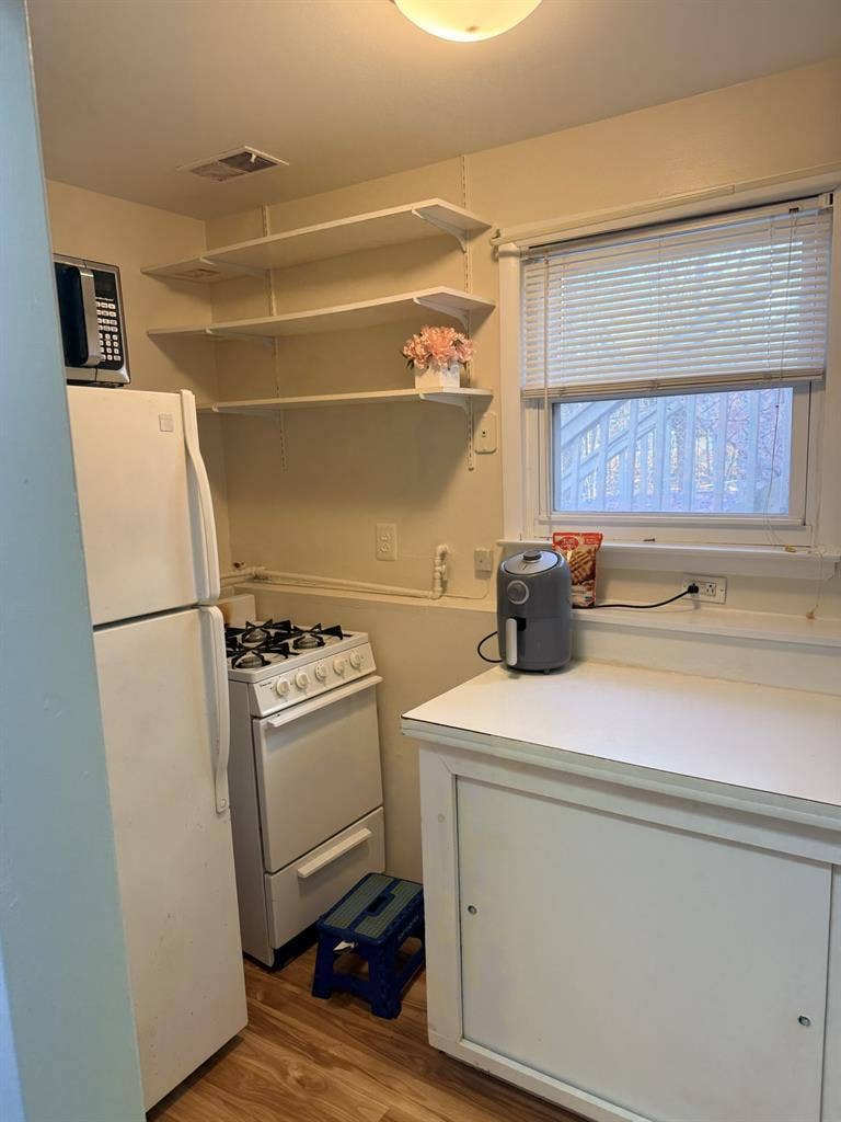 Studio Apart in a home w/driveway