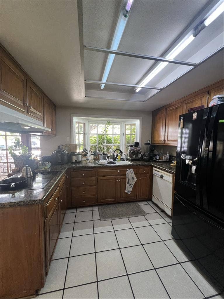 Seeking roommate in Fullerton house