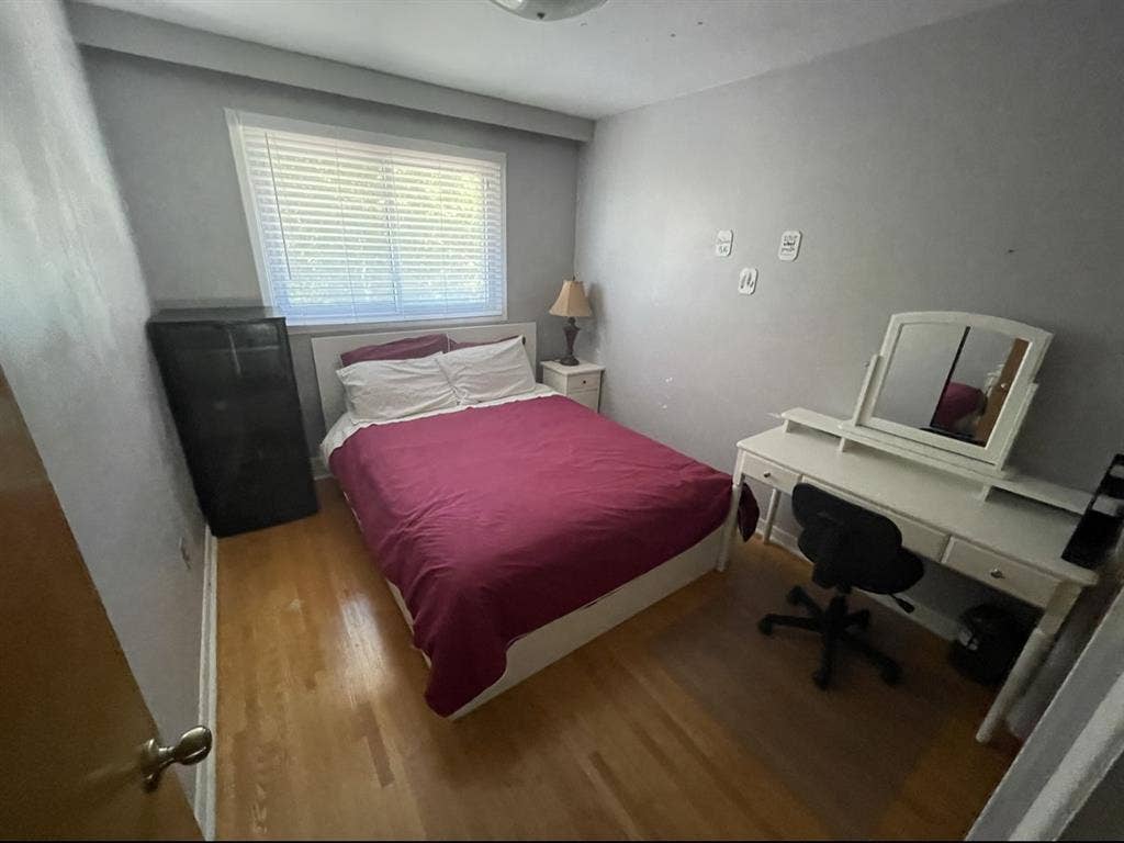 Room in a house for rent-girls only