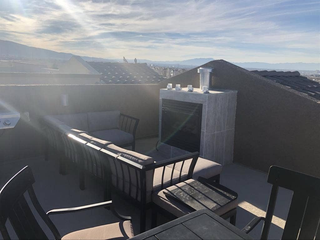 Huge 
Studio Apart Private Roof Deck