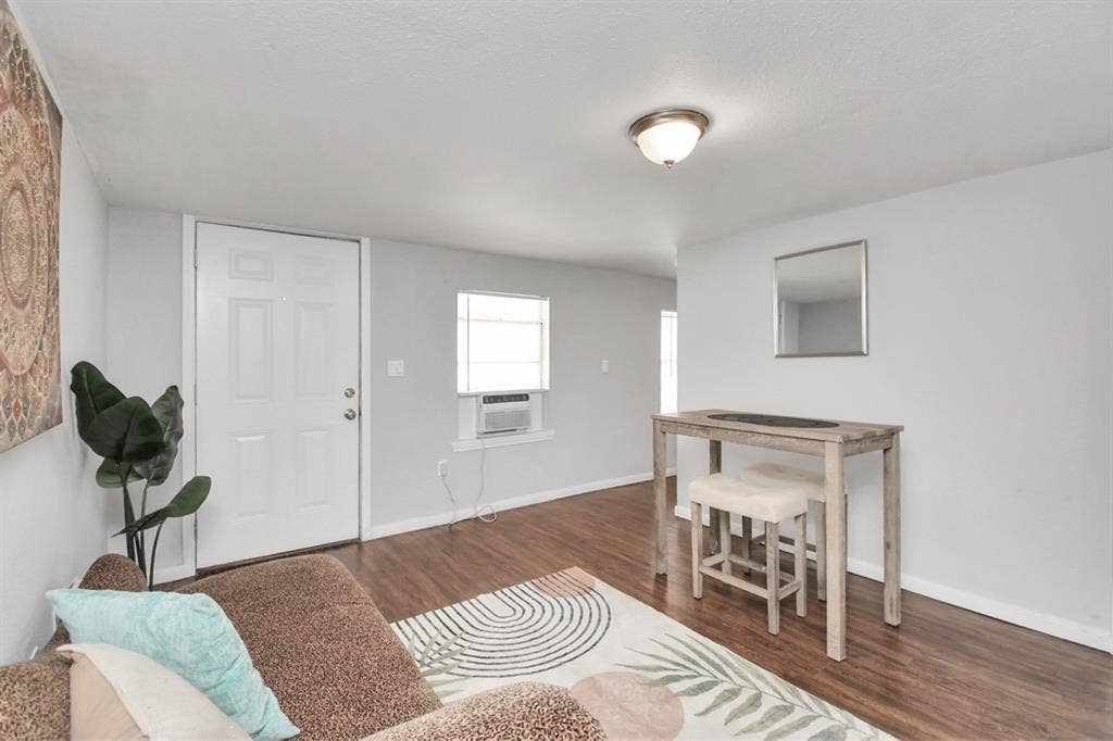 Montrose studio apartment for rent