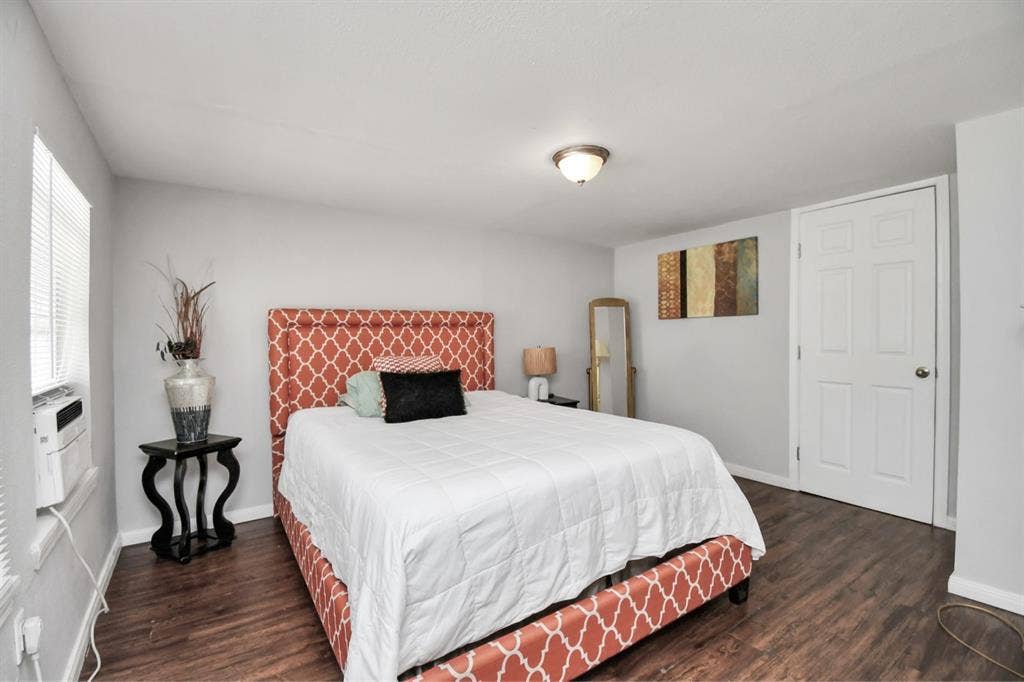 Montrose studio apartment for rent