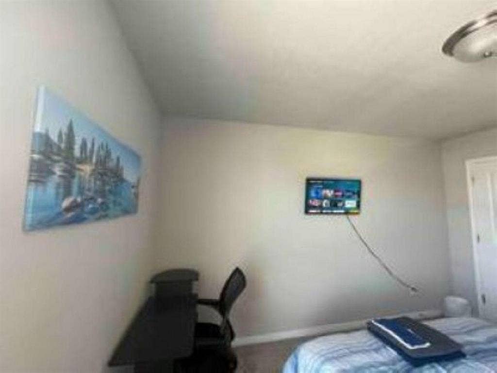 2 BR in Manor