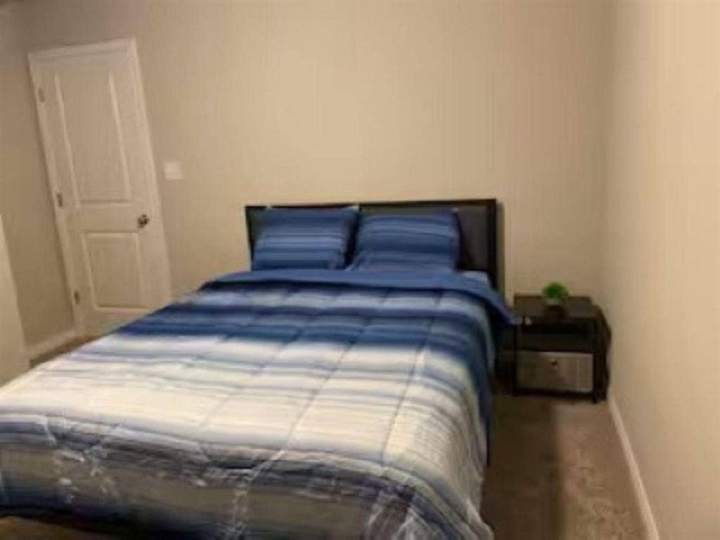 2 BR in Manor