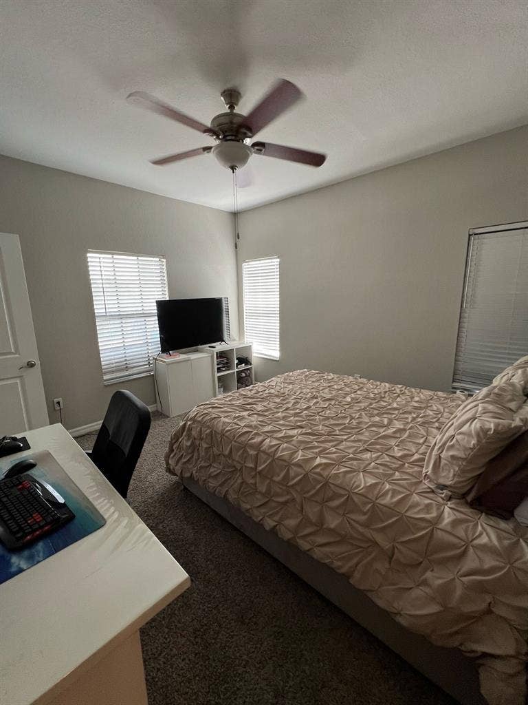 Room for Rent for Men or women.