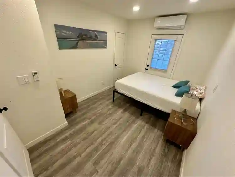 Private entrance room for rent