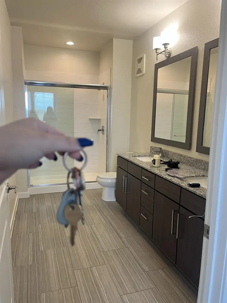 1 master bed and bath in bedroom