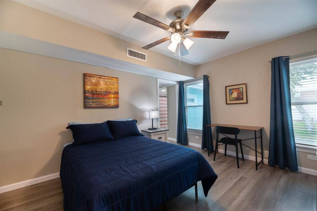 Coastal Rooms...Minutes From Bay