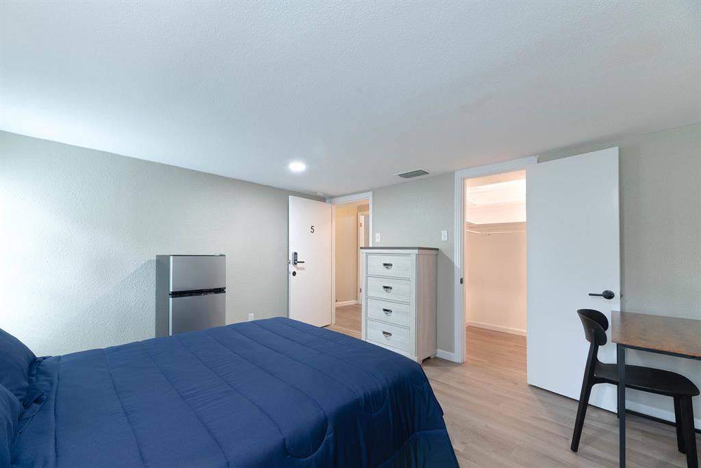 Coastal Rooms...Minutes From Bay