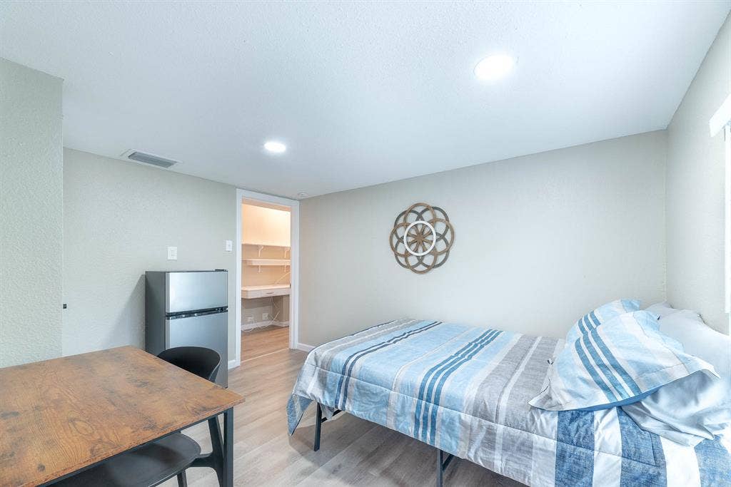 Coastal Rooms...Minutes From Bay