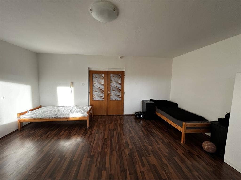 shared room in Jestřebická