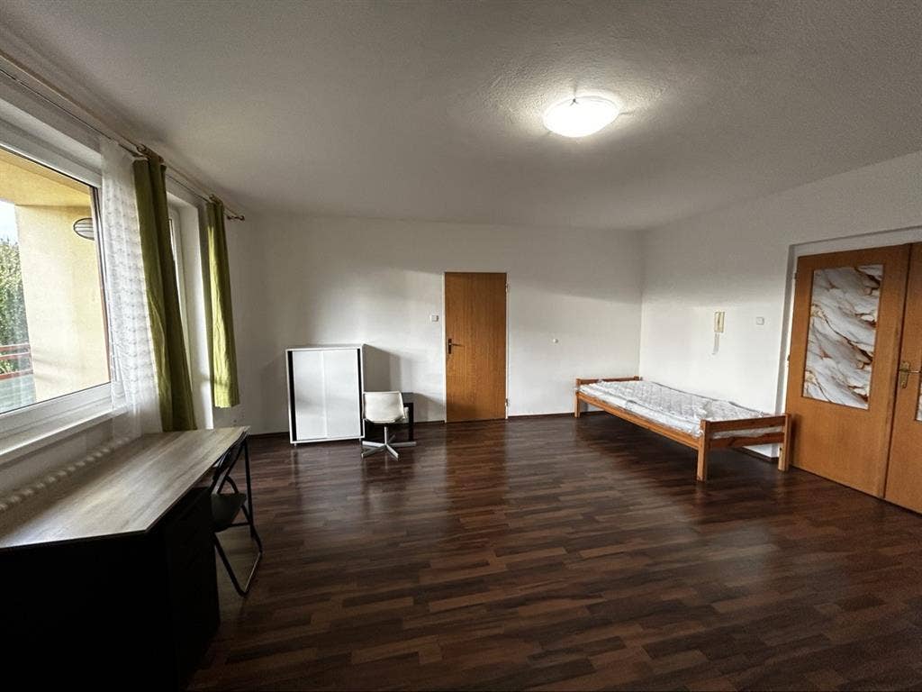 shared room in Jestřebická