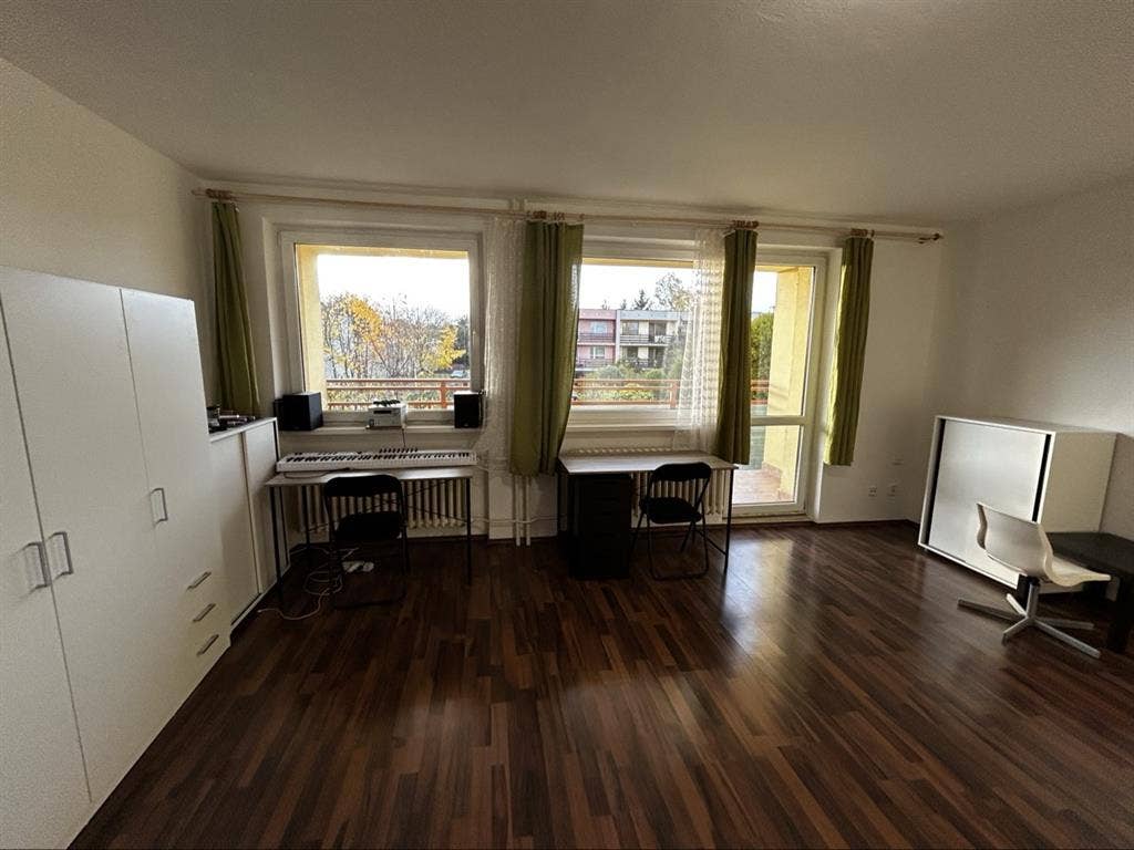 shared room in Jestřebická