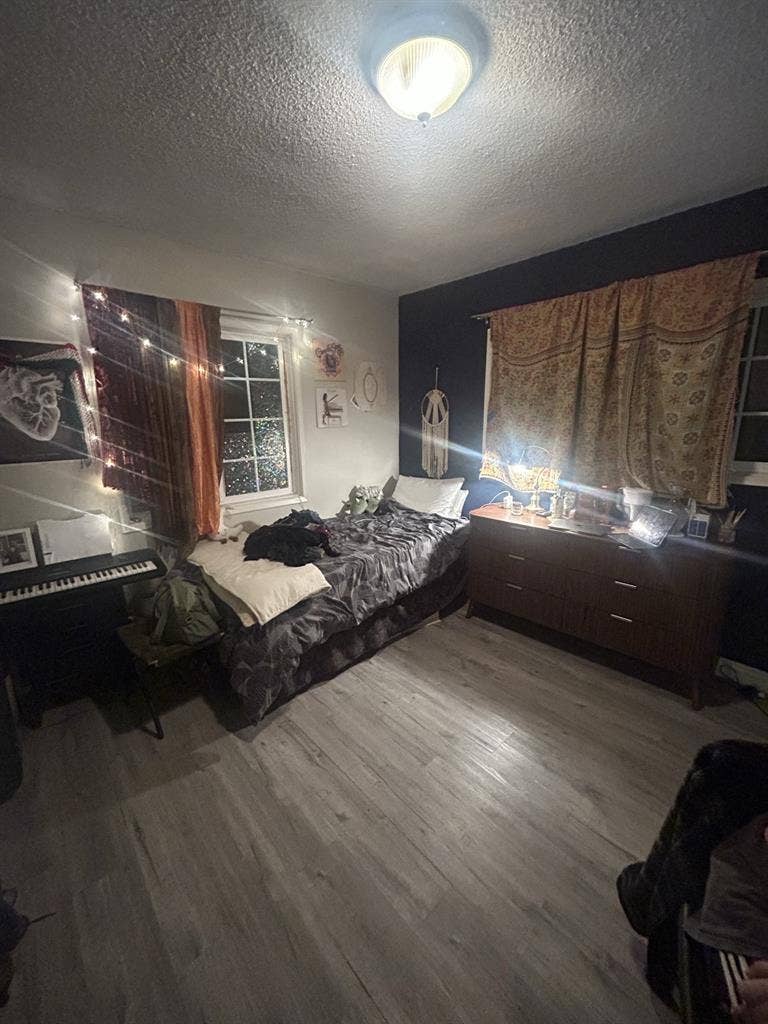 Seeking girl roommate