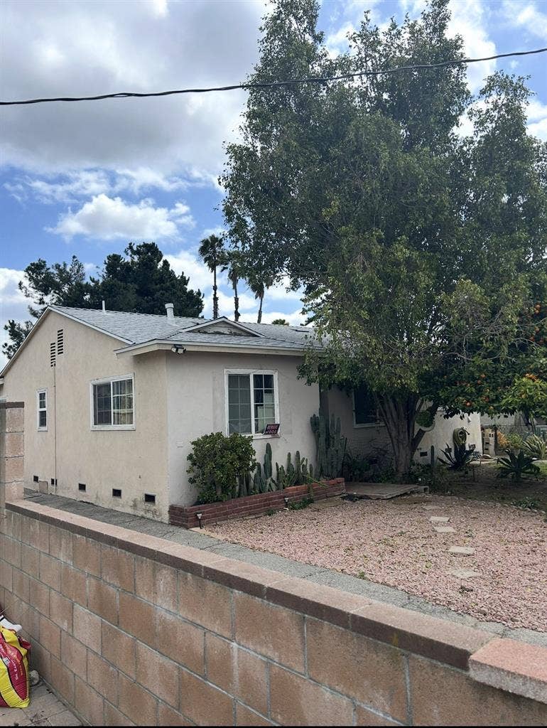 Seeking girl roommate