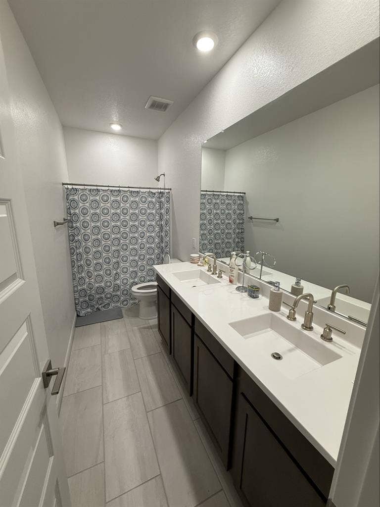 Private room and bathroom