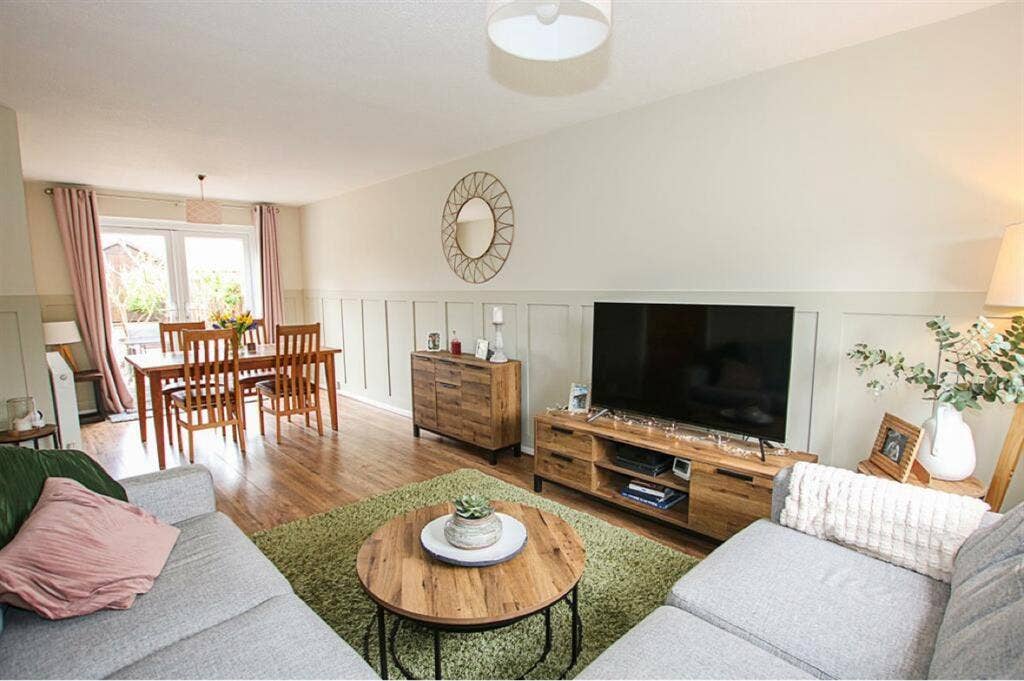 Bright Double Room Available