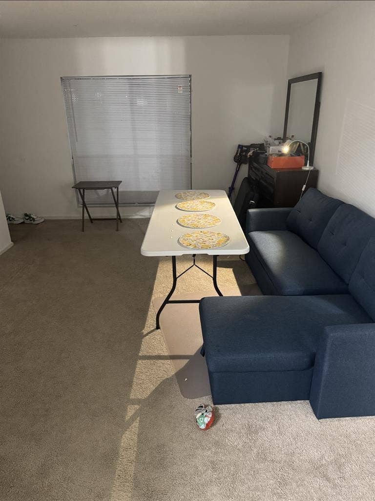 Looking for roommate