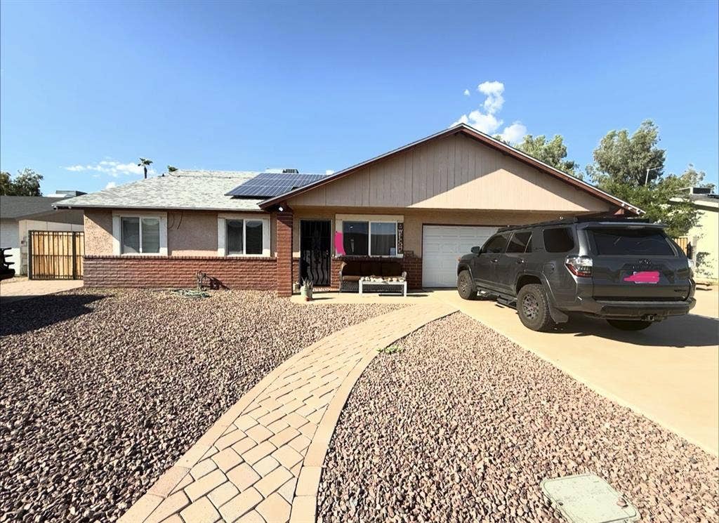 LOOKING FOR: Female Housemates