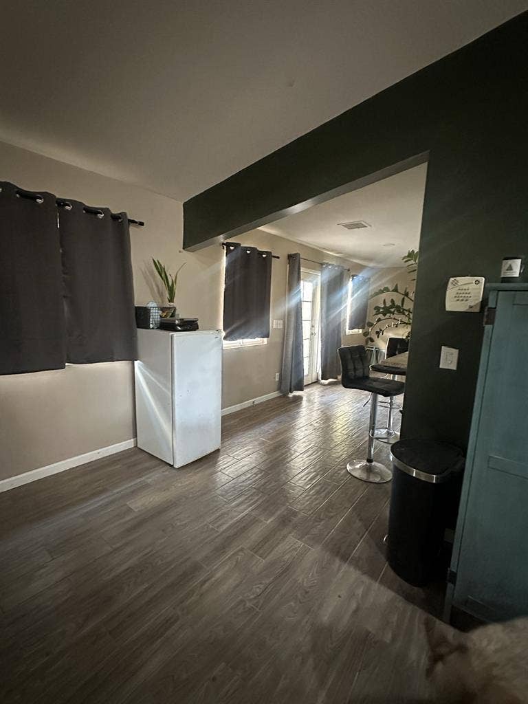 LOOKING FOR:  Female Housemates