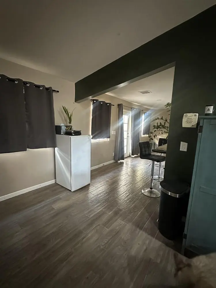 LOOKING FOR: Female Housemates