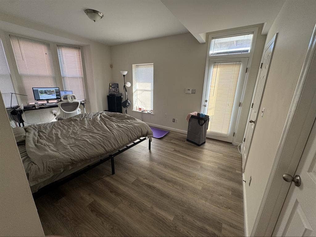 sublease b house masterroom