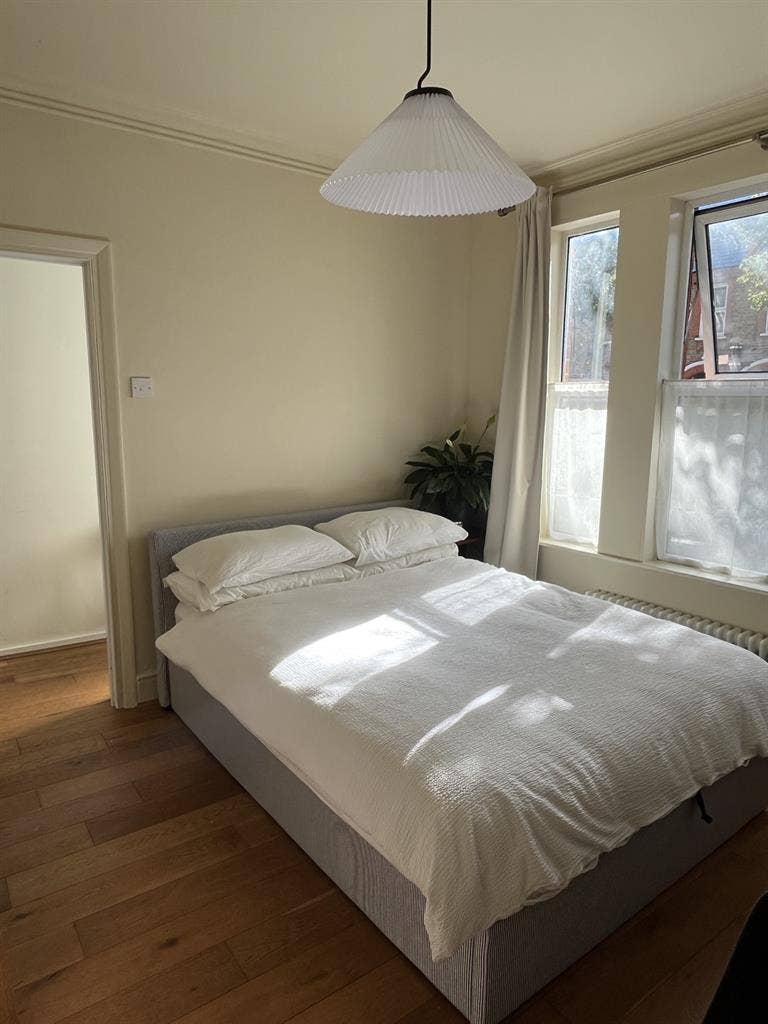 Monday to Friday let, bright double