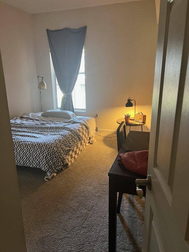 Looking for  roommates