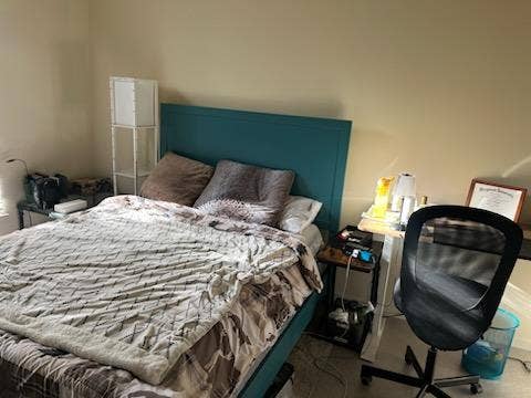 Looking for  roommates