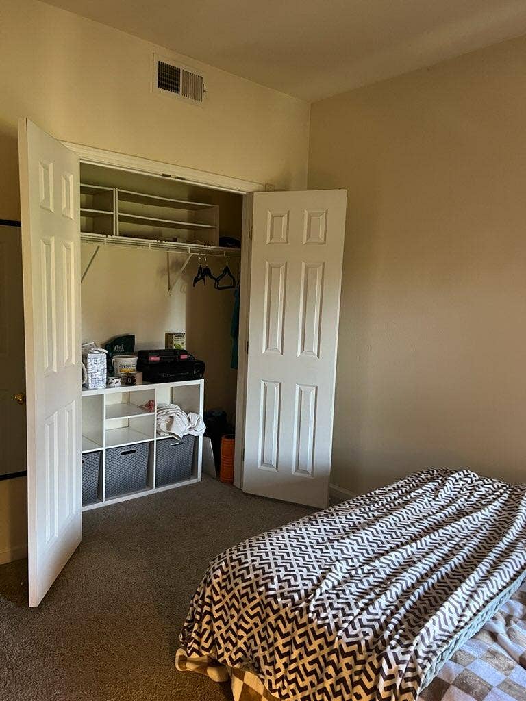 Looking for  roommates