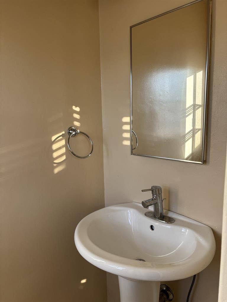 LOOKING FOR ROOMMATE PALMS, LA