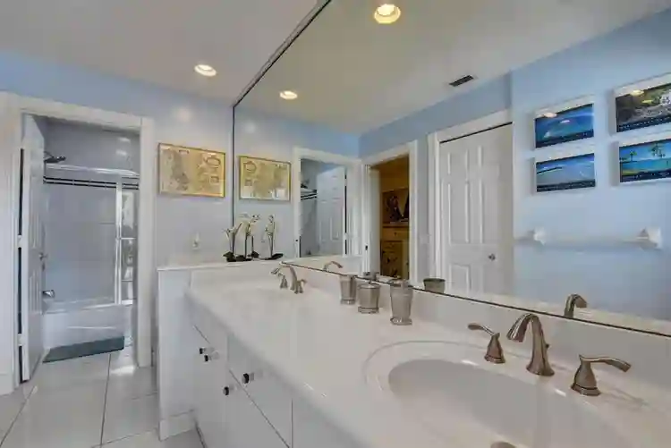 Beautiful home w room to rent