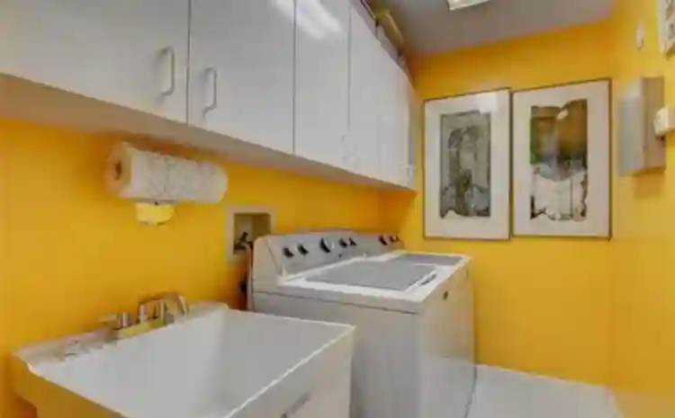 Beautiful home w room to rent