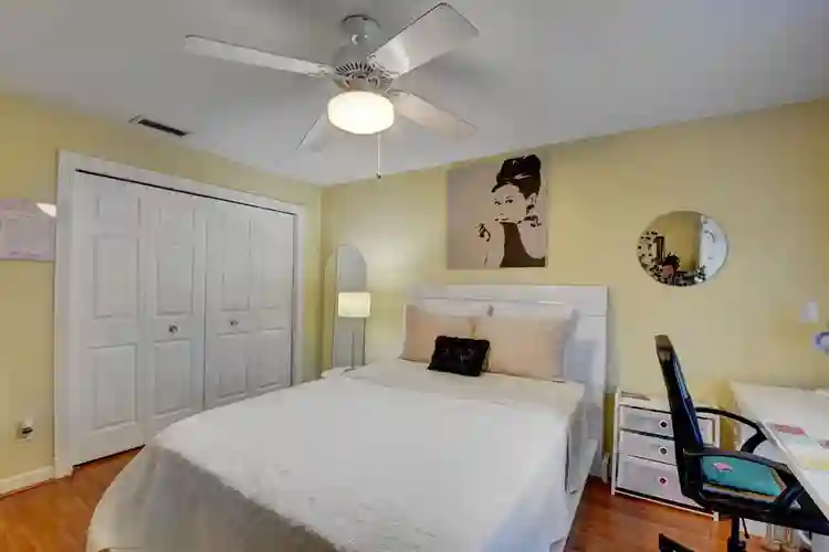 Beautiful home w room to rent