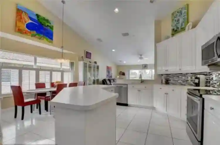 Beautiful home w room to rent