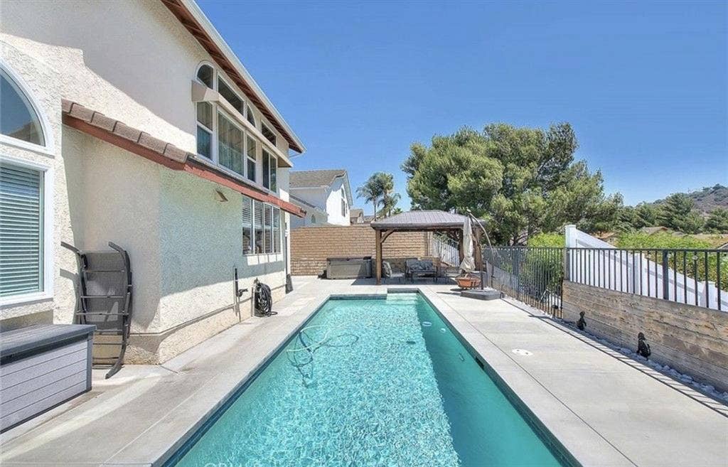 Room available in nice view house.