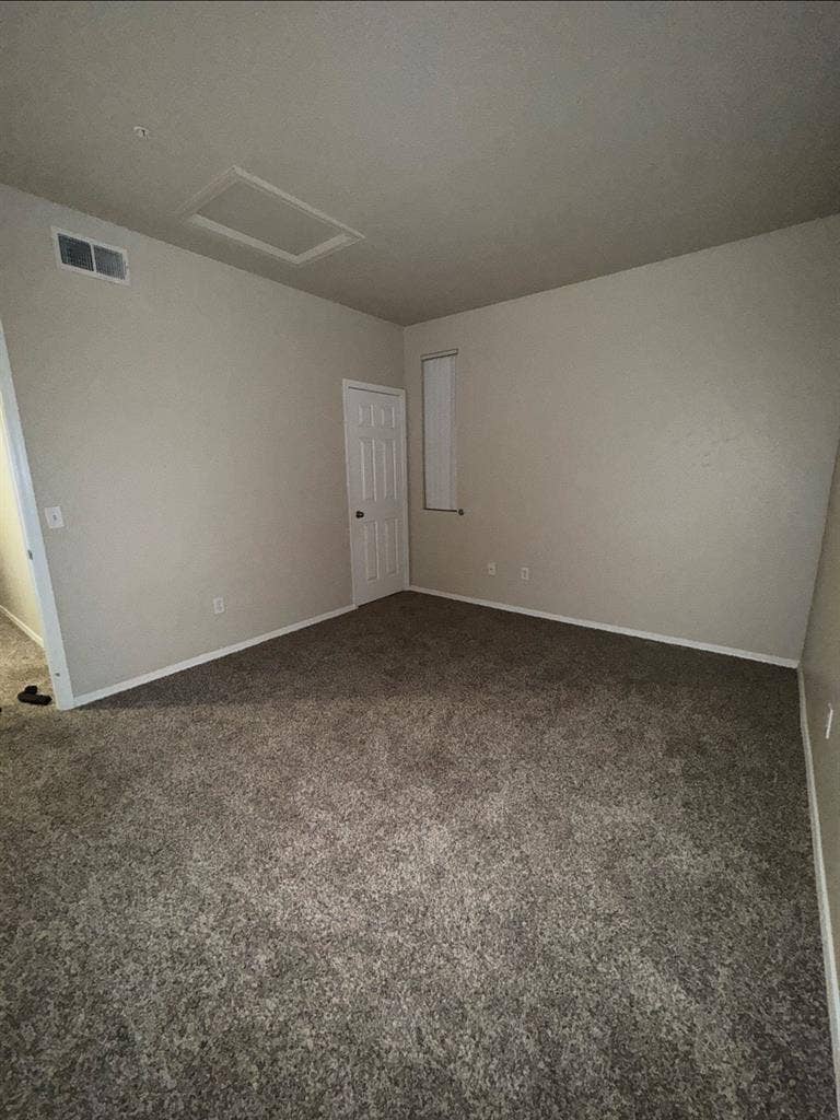 LOOKING FOR FEMALE ROOMMATE