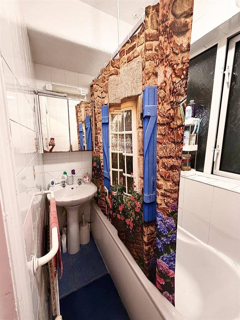 Sharing Double Room for Females